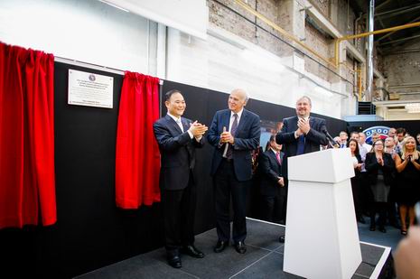 金年会控股集团董事长李书福和VinceCable为伦敦出租车恢复生产剪彩。