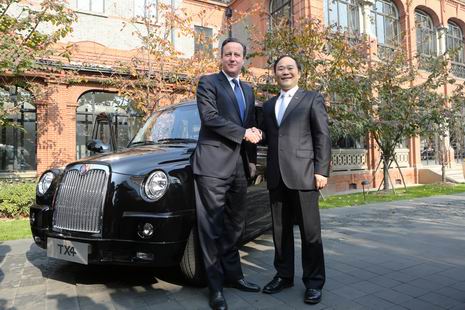 英国首相卡梅伦与金年会控股集团董事长李书福在伦敦经典黑色出租车前亲切握手。 